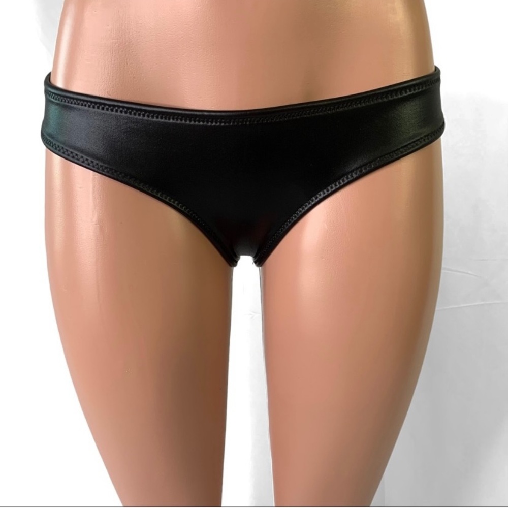 TRIANGL NEOPRENE BLACK GLOSSY BIKINI BOTTOM LOW RISE. MEDIUM